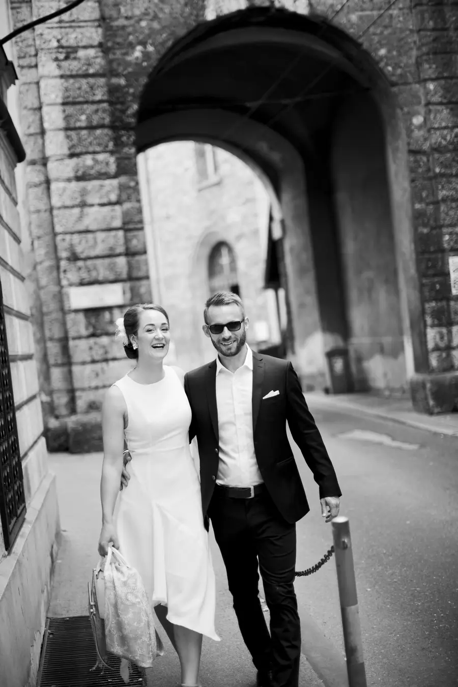 High-Fashion Hochzeitsreportage in Salzburg: Elegantes Brautpaar kombiniert urbane Ästhetik mit historischer Architektur in der Salzburger Innenstadt. Exklusive Editorial-Fotografie für moderne Paare. Erstklassige Bildkomposition und luxuriöser Lifestyle-Vibe von Marek & Klára.
