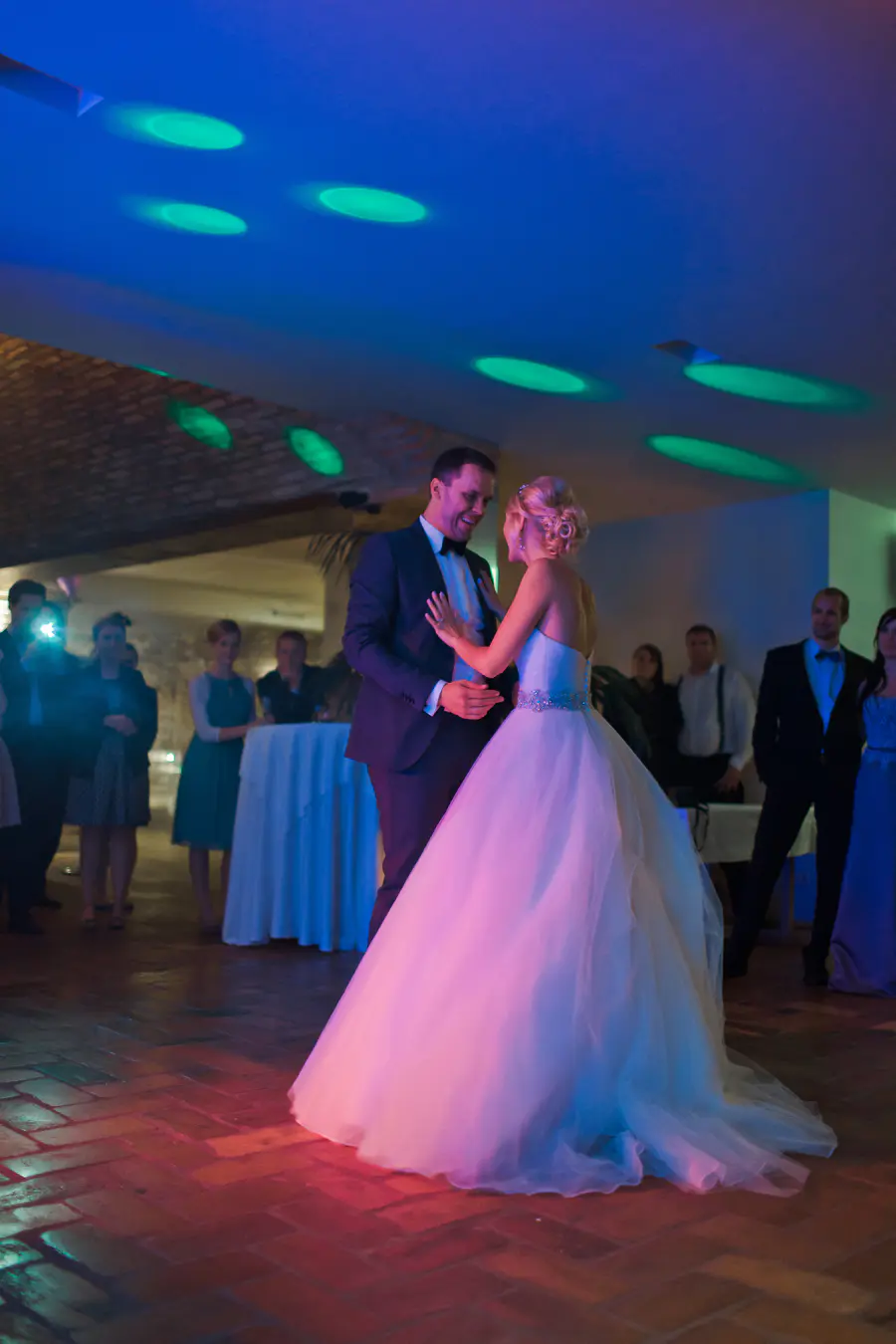Weingut Reisenberg interior with dancing bride and groom