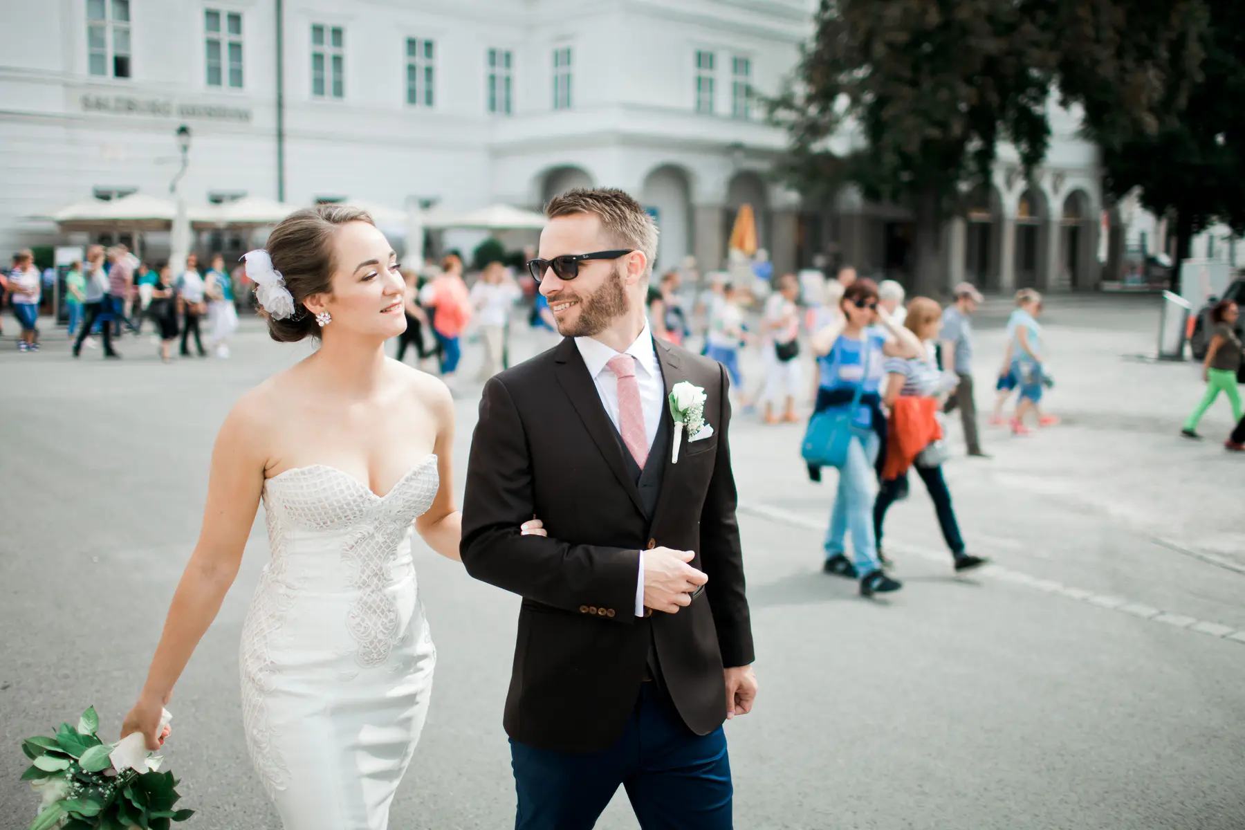 Editorial wedding reportage Salzburg. A storytelling frame of the couple navigating the vibrant streets of Salzburg, blending into the city's daily rhythm on their wedding day.