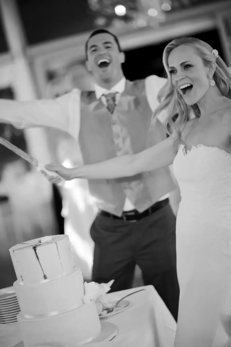 Newlyweds sharing the first piece of cake, candid and natural wedding photography.