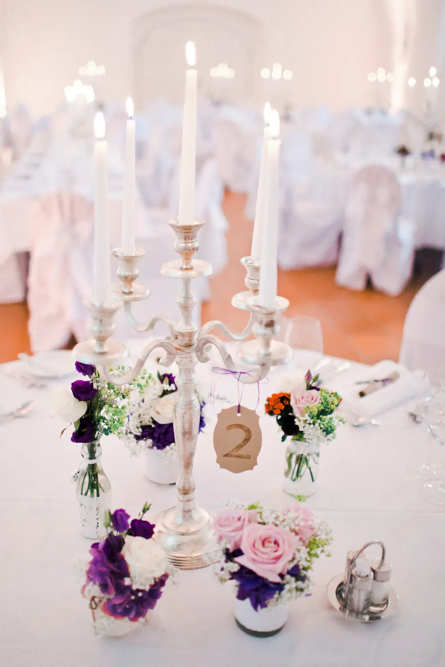 Elegant wedding table decor and floral arrangements at Schloss Halbturn